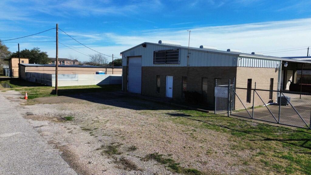 315433-3412-Lockheed-St-Pearland-TX-Side-view-2-3-LargeHighDefinition