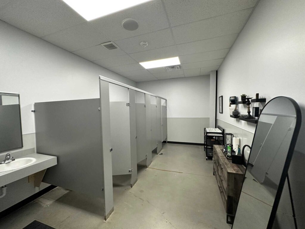 686587-25430-Highway-290-Cypress-TX-Restroom-1-of-2-8-LargeHighDefinition